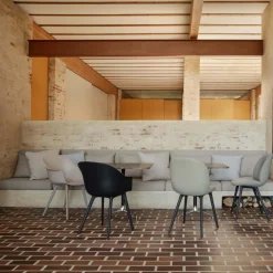 Gartenstühle^Gubi Bat Gartenarmlehnstuhl