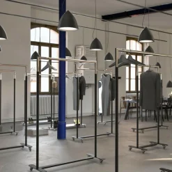 Garderoben^FROST Bukto Kleiderständer mit Rollen 63,8x45x156cm