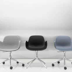 Stühle^Normann Copenhagen Form Drehstuhl mit Armlehnen 4L Alu