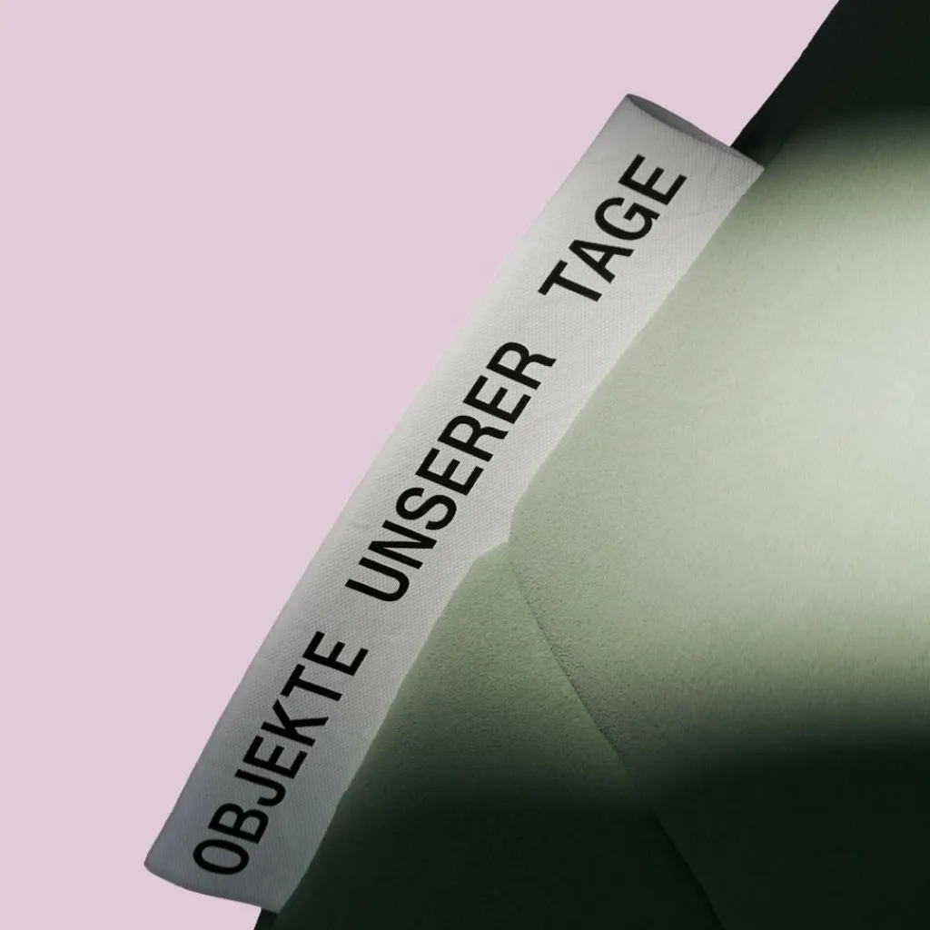 Sofas^OUT Objekte unserer Tage Henn 04 Sofa 245x210cm