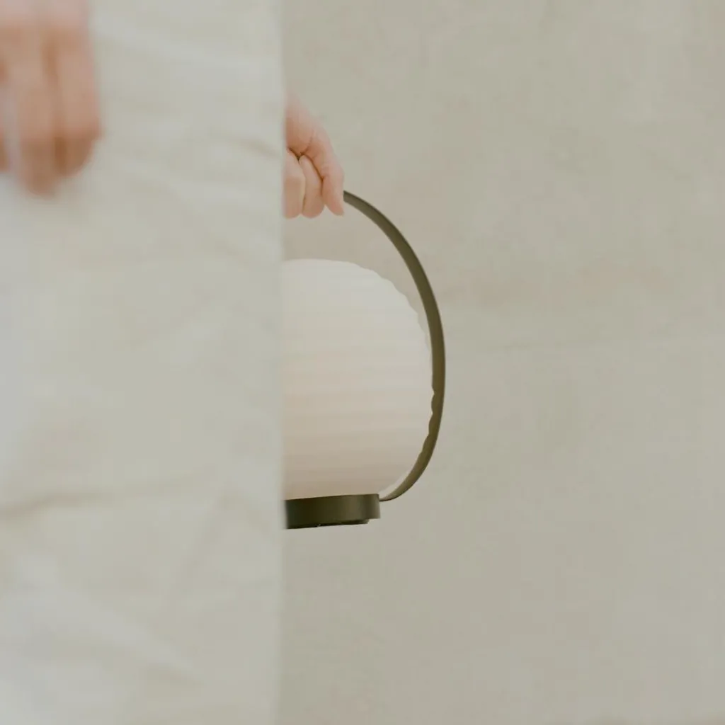 New Works Lantern Portable LED Tischleuchte mit Akku| Badezimmerleuchten