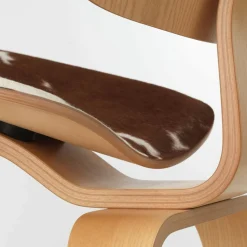 Sessel^Vitra LCW Stuhl Kuhfell