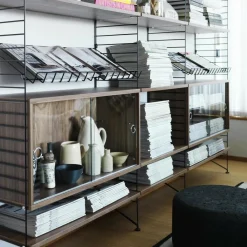 Regale^String System Vitrinenschrank mit Schiebtüren