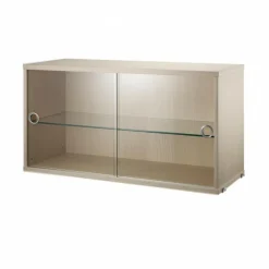Regale^String System Vitrinenschrank mit Schiebtüren