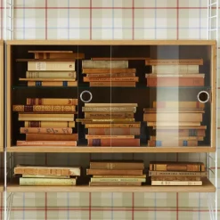 Regale^String System Vitrinenschrank mit Schiebtüren
