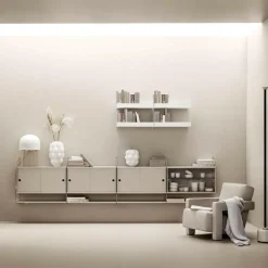 Regale^String System Vitrinenschrank mit Schiebtüren